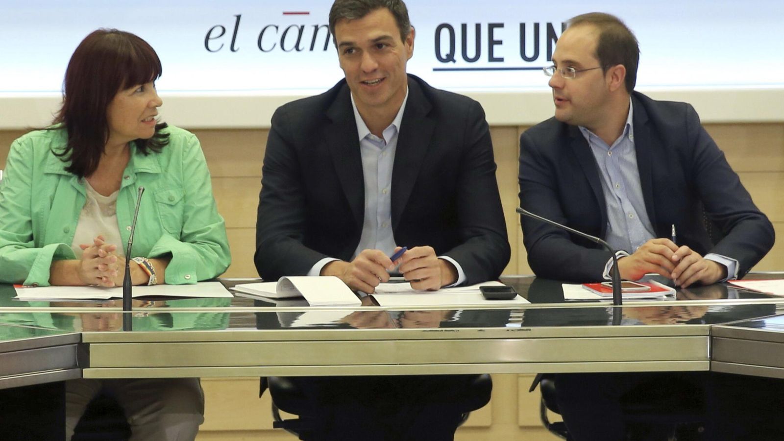Foto: Pedro Sánchez, flanqueado por Micaela Navarro y César Luena, durante la reunión de la Comisión Permanente del PSOE, este 28 de septiembre. (EFE)