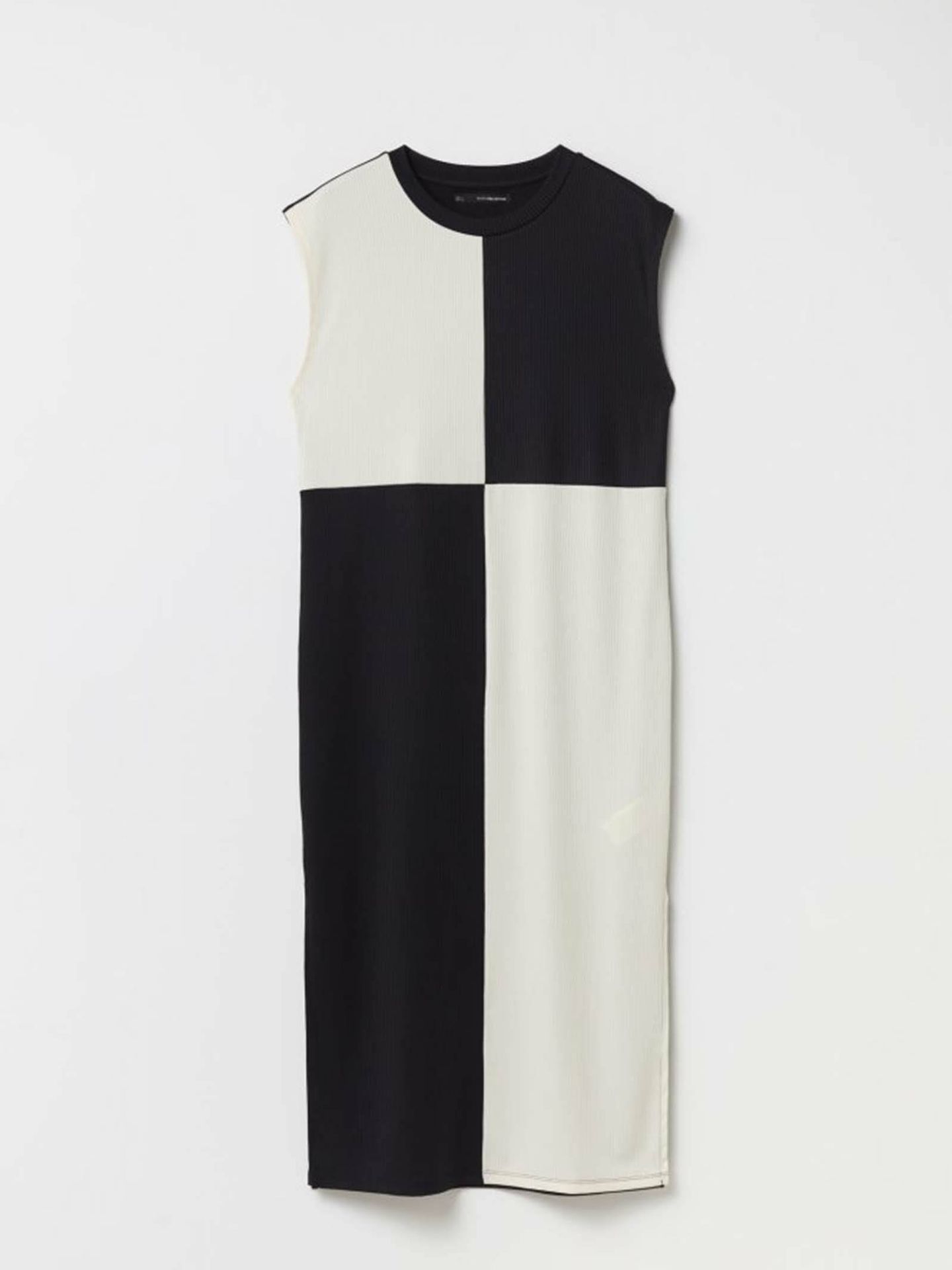 Bicolor como el Letizia y de una de las marcas favoritas de Leonor, el vestido que arrasa en ventas este verano. (Sfera/Cortesía)