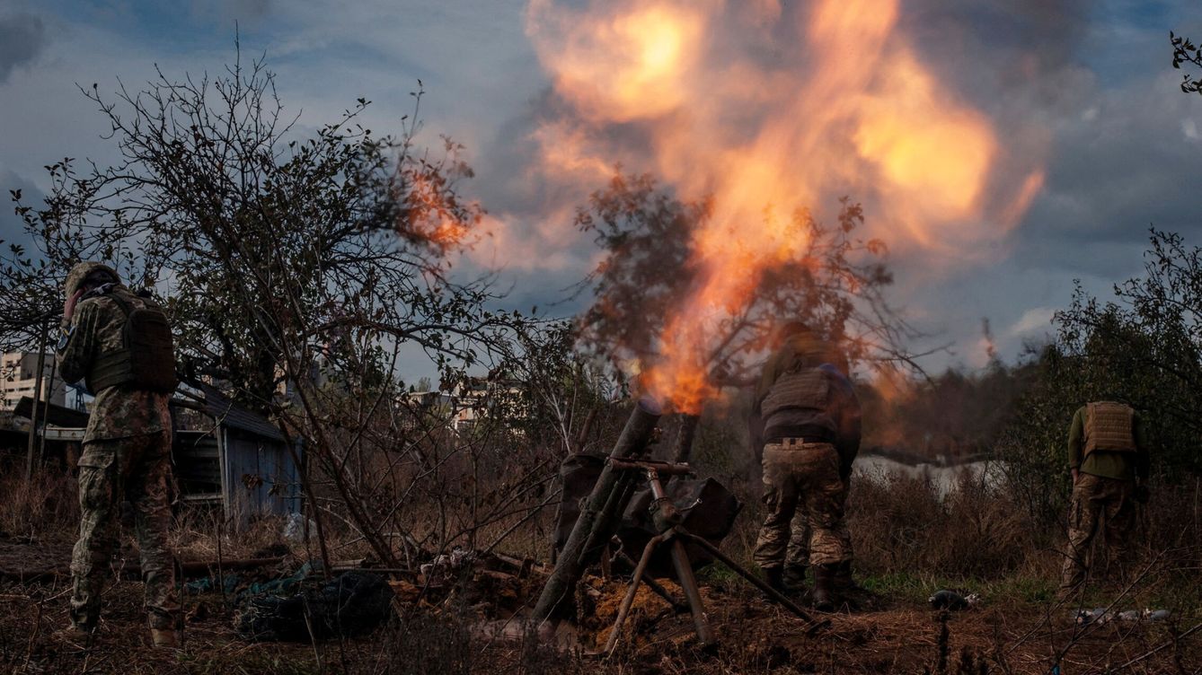 Foto: Tropas ucranianas disparan un mortero en el frente de Bakhmut. (Reuters)
