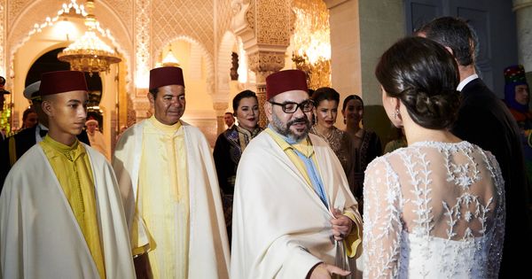Foto: El rey de Marruecos saludando a doña Letizia. (Limited Pictures)