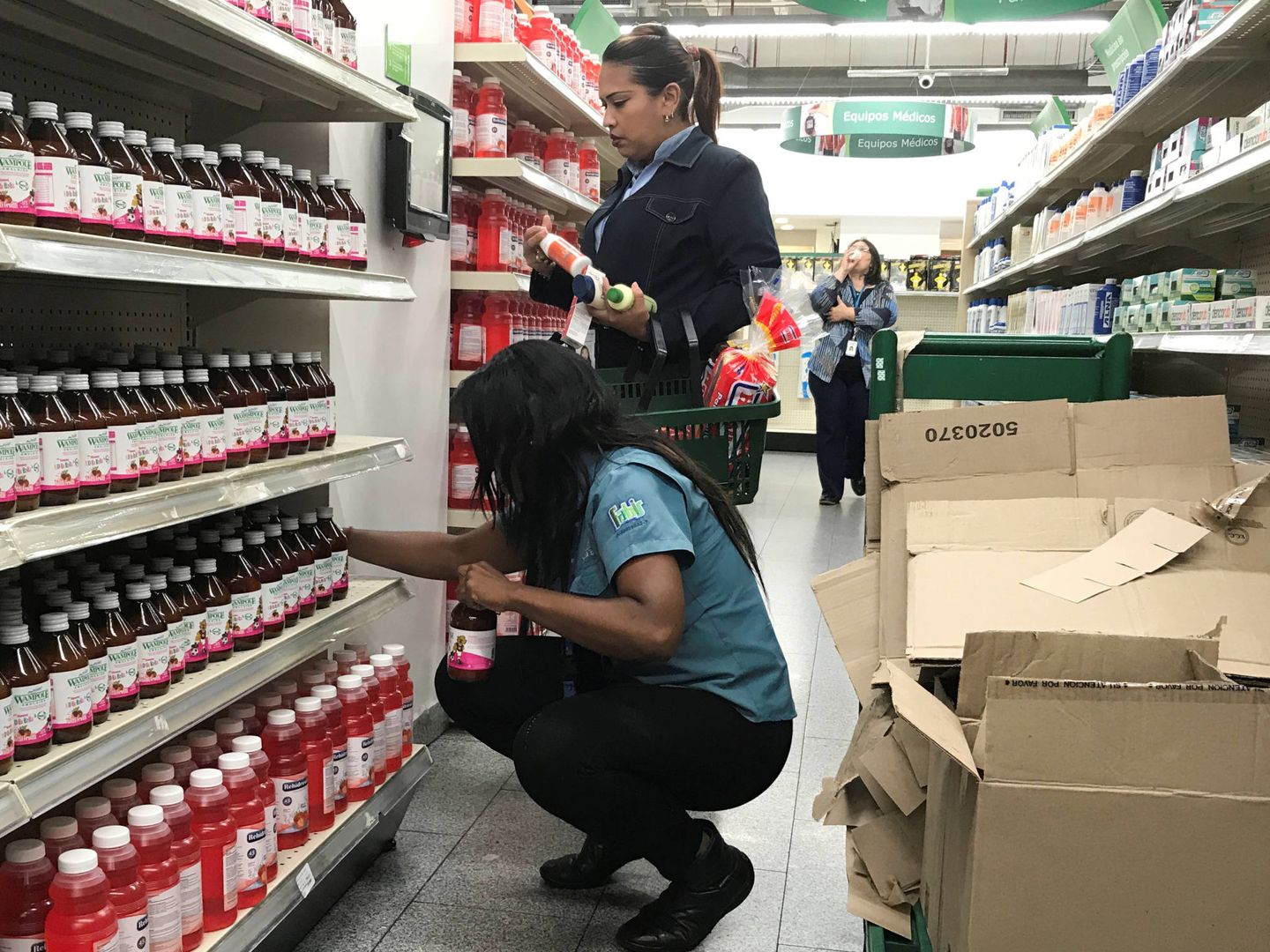 Venezolanos compran en una farmacia de Caracas. (Reuters)