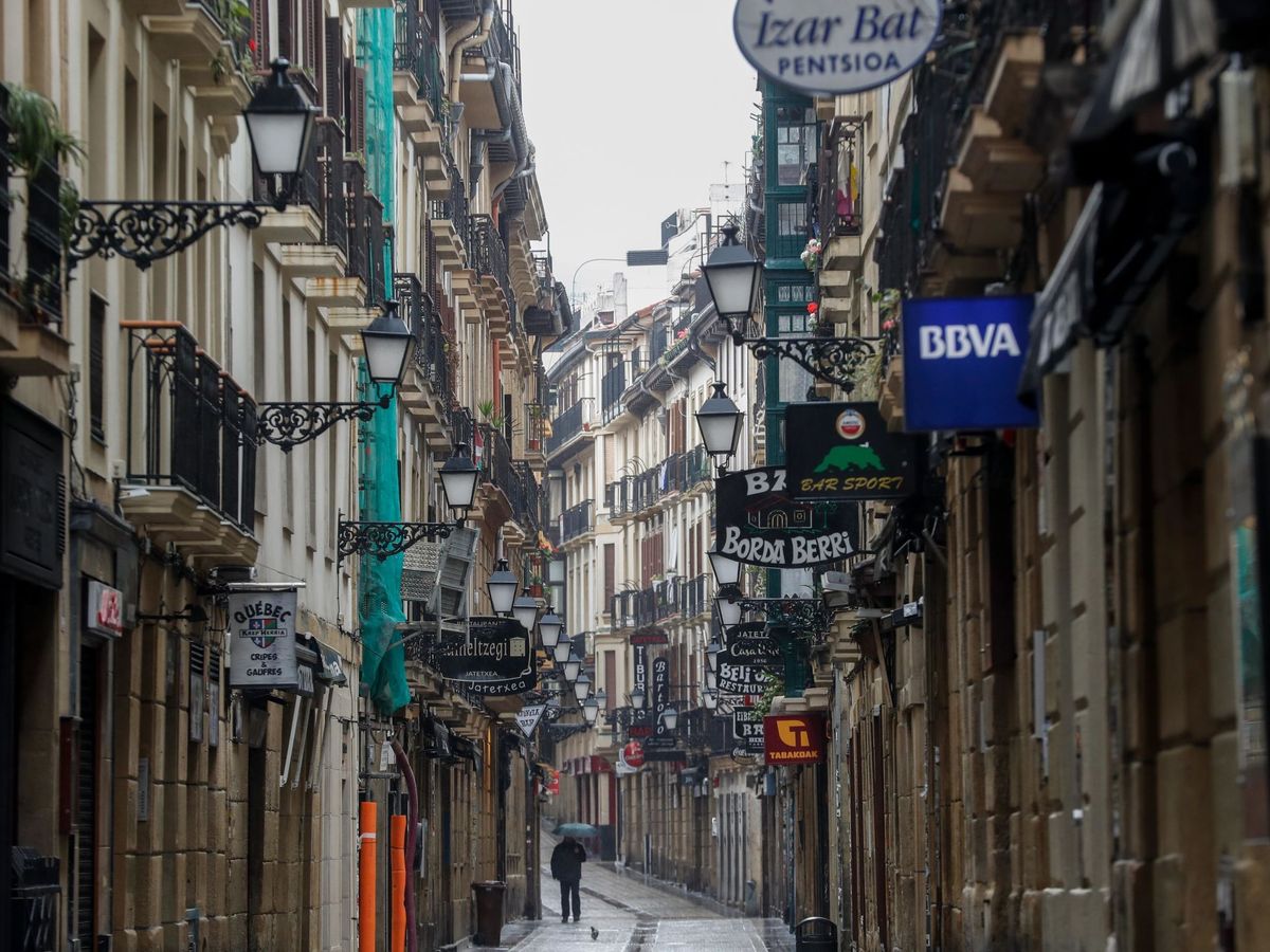Foto: Vista de una calle de la Parte Vieja donostiarra. (EFE/Juan Herrero)