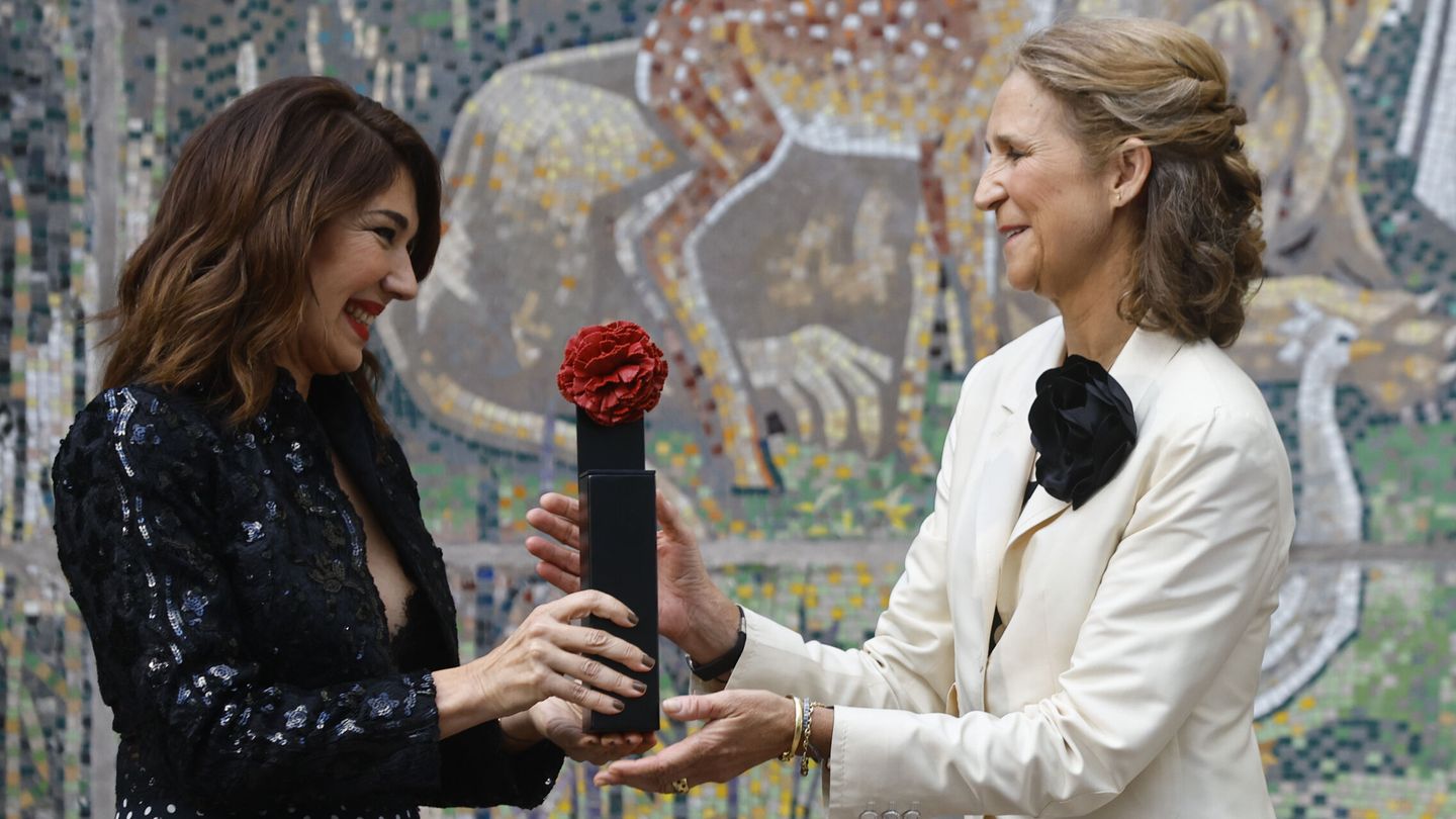 La infanta Elena recibe un premio de manos de Raquel Revuelta. (EFE/Sergio Pérez)