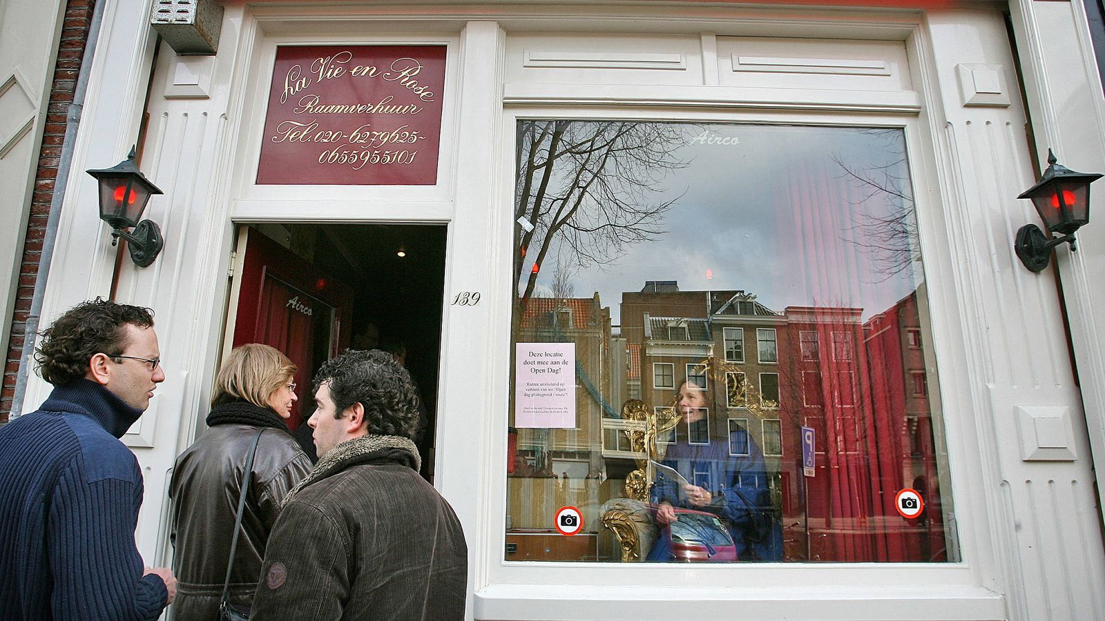 Foto: Varias personas ante la habitación de una prostituta, en el Barrio Rojo de Ámsterdam. (Reuters) 