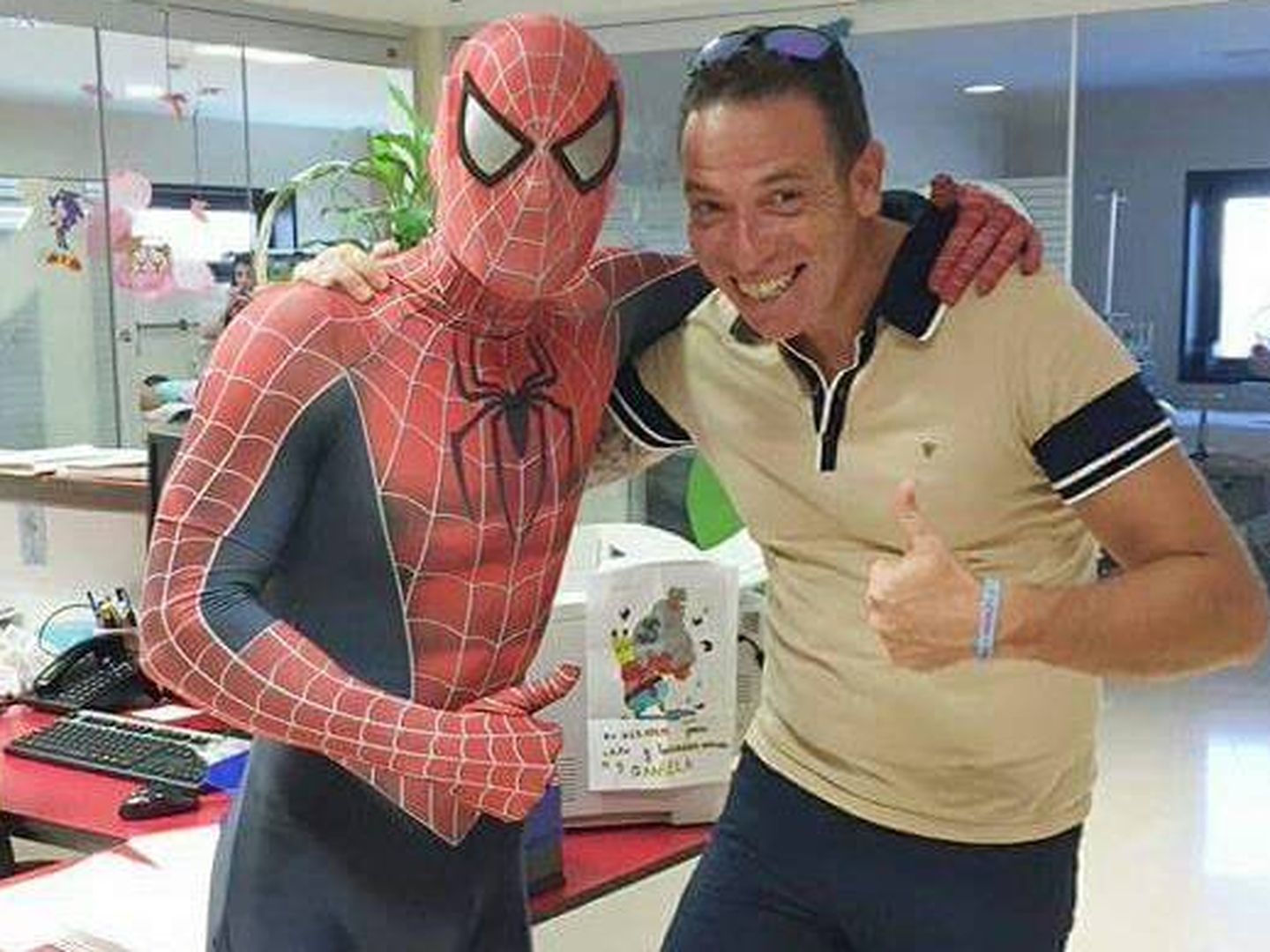 Edu Balboa y su amigo Javier Ramón González, autor del libro sobre el policía Spiderman. (Foto cedida por Edu Balboa)
