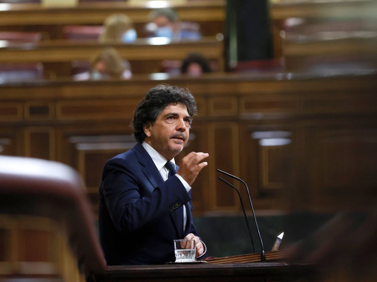 Foto: El diputado del PP Mario Garcés, durante su intervención en la sesión plenaria. (EFE)
