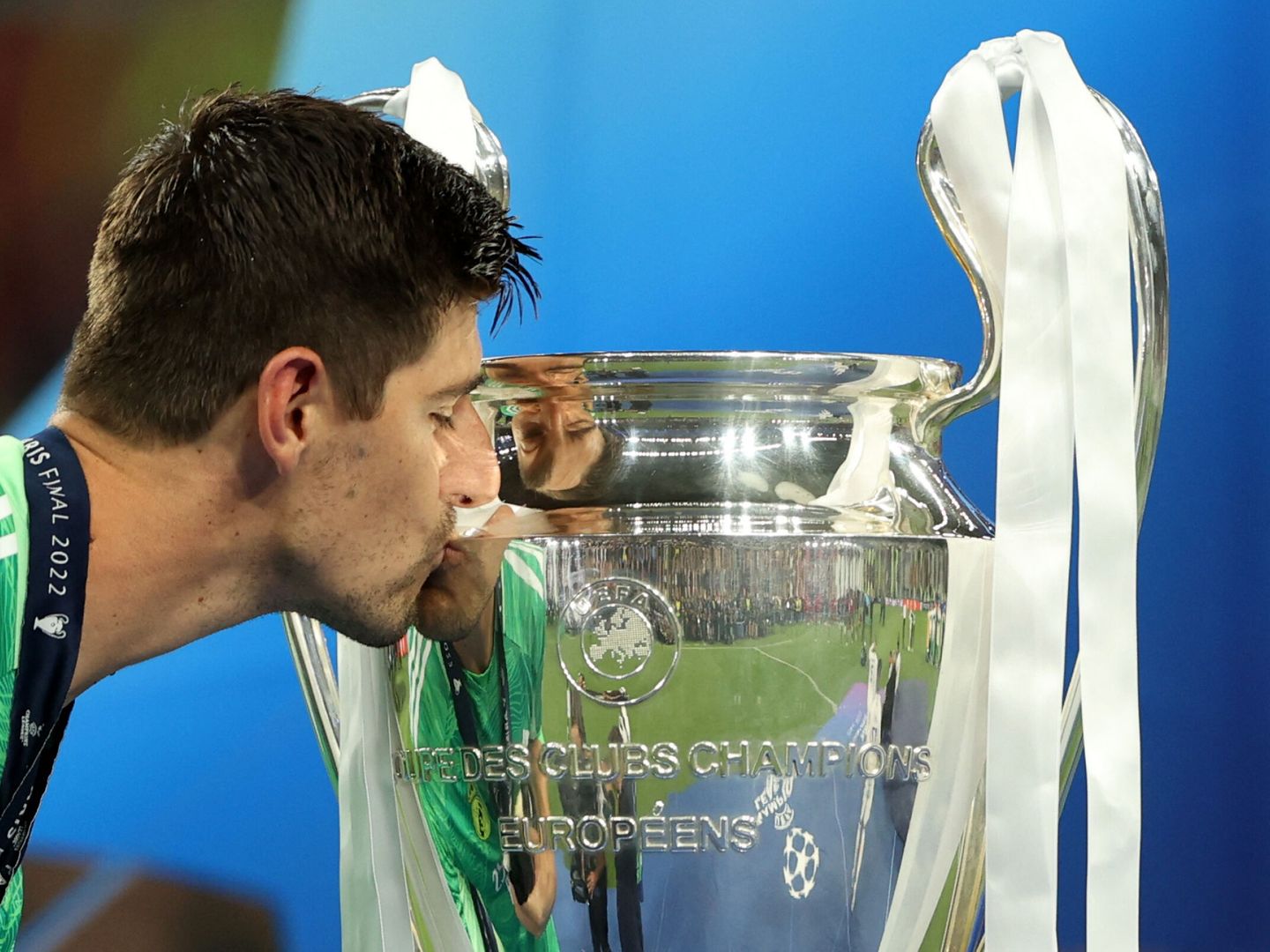 Courtois besa el trofeo de la Champions ganado en la final contra el Liverpool