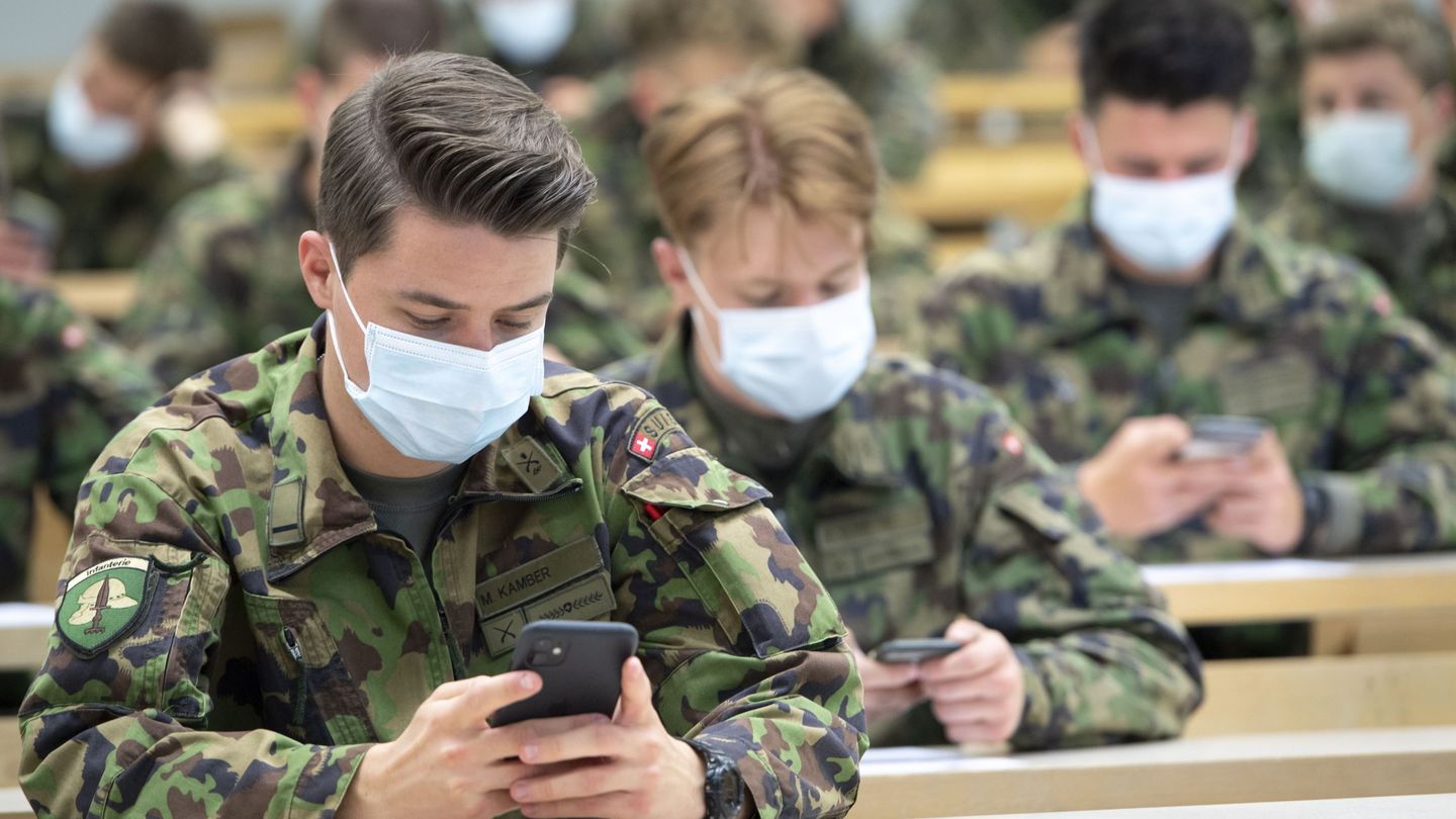 Soldados del ejército suizo prueban la 'app' de rastreo de contactos del país a finales de abril. (Reuters)