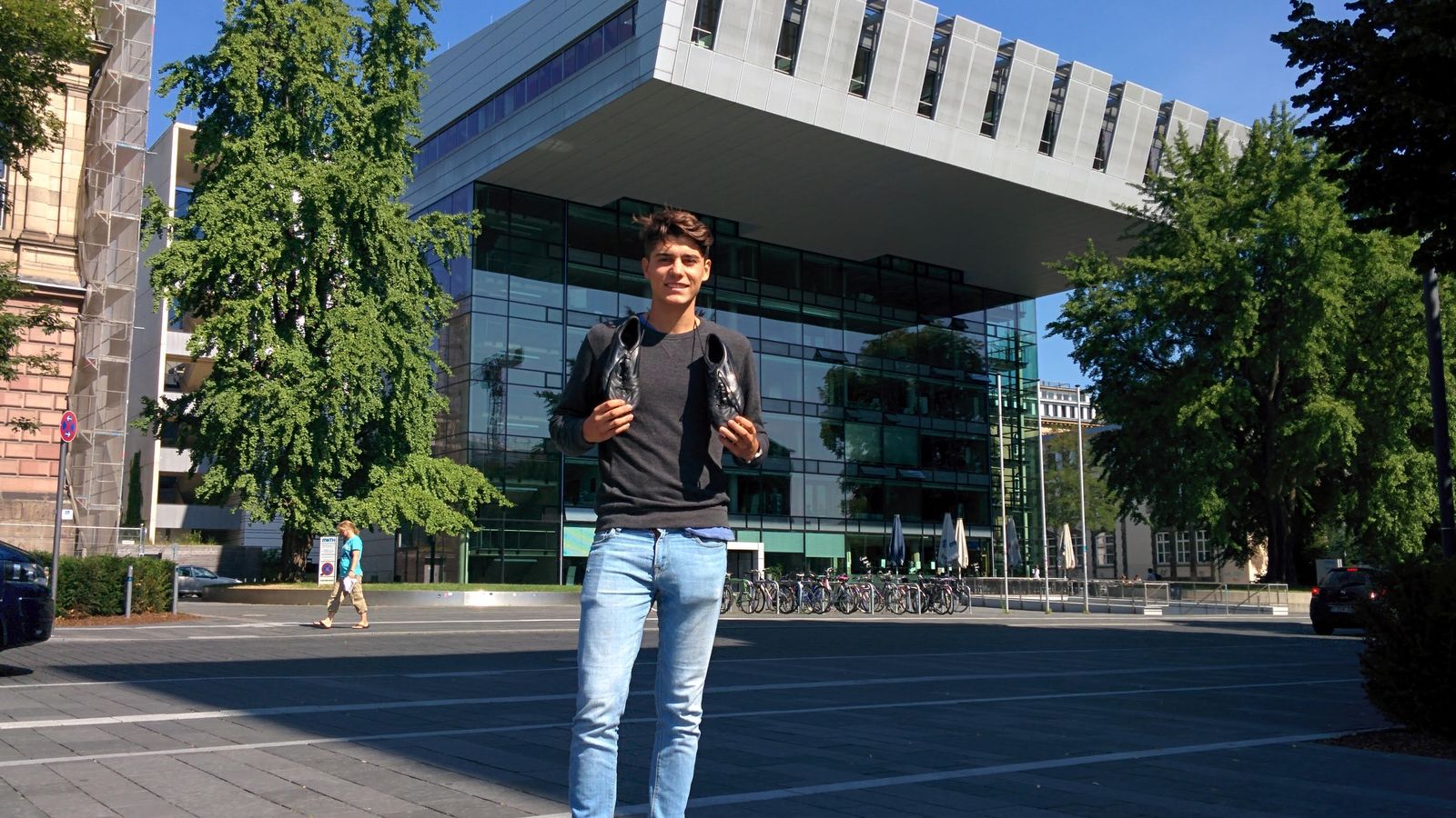Foto: Miguel Albalat posa delante de la RWTH Aachen University