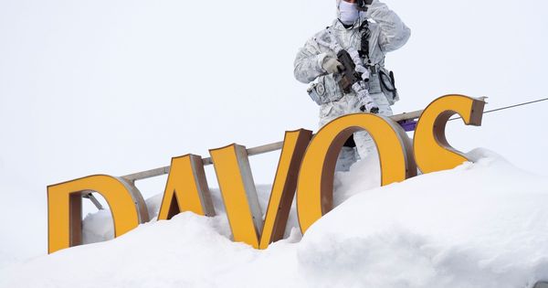 Foto: Un guarda en la víspera de la 49ª reunión anual del Foro Económico Mundial en Davos, Suiza. (EFE)