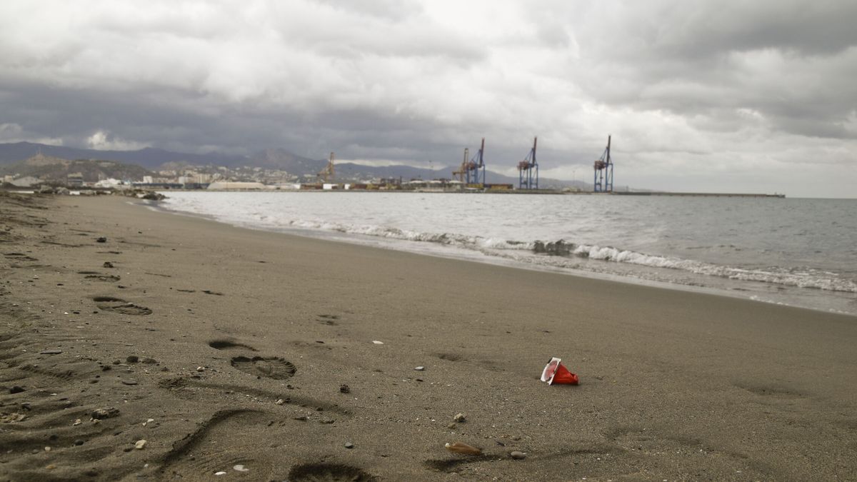 Hallan un cadáver a ocho kilómetros de Vélez-Málaga, donde desapareció un padelsurfista