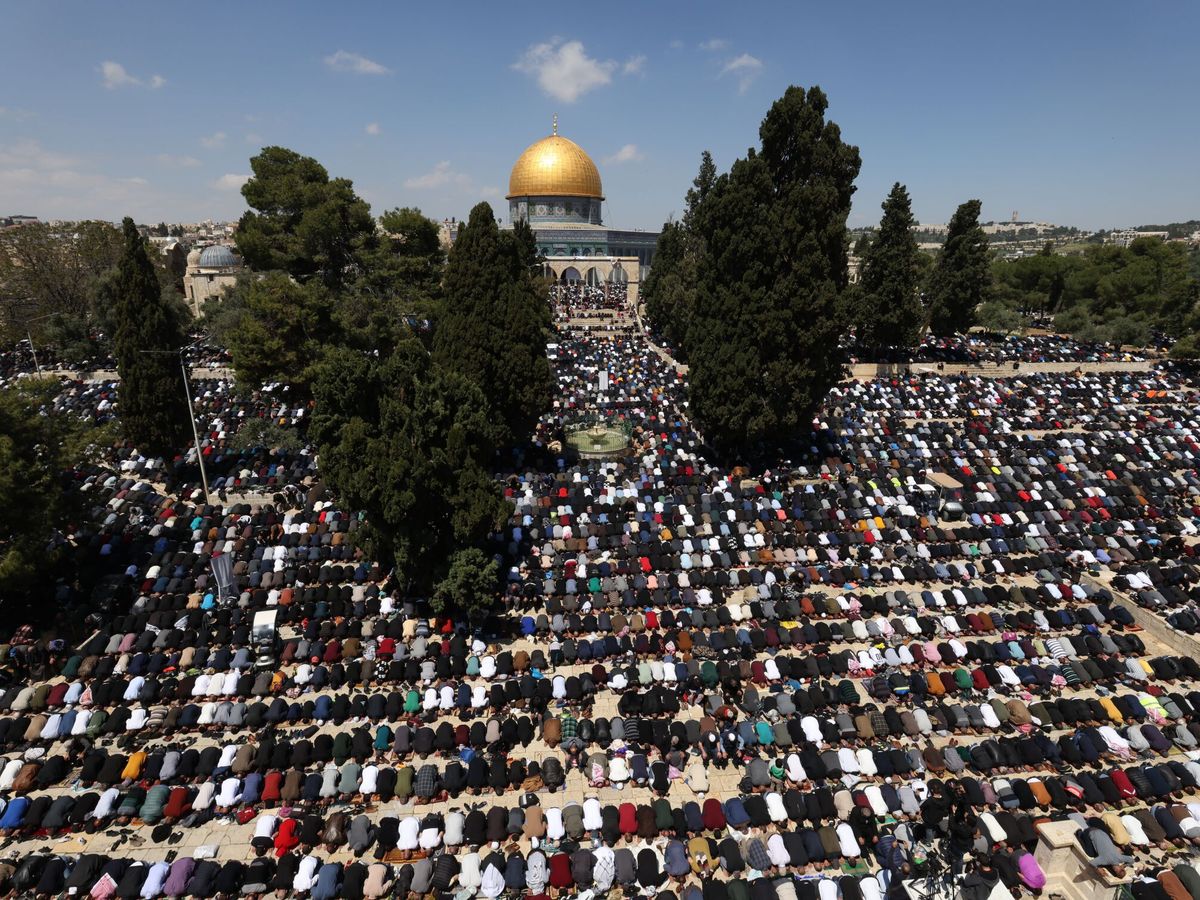 Foto: Oraciones del último viernes de Ramadán en la mezquita de al-Aqsa. (EFE/Alaa Badarneh)