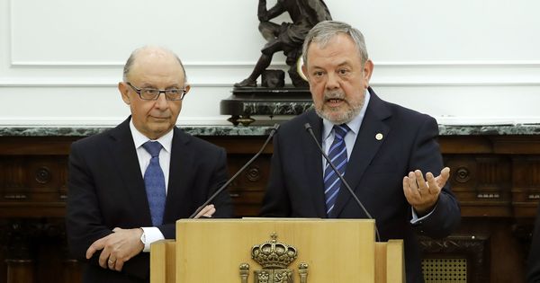 Foto: Cristóbal Montoro y Pedro Azpiazu, tras firmar la actualización del cupo vasco. (EFE)