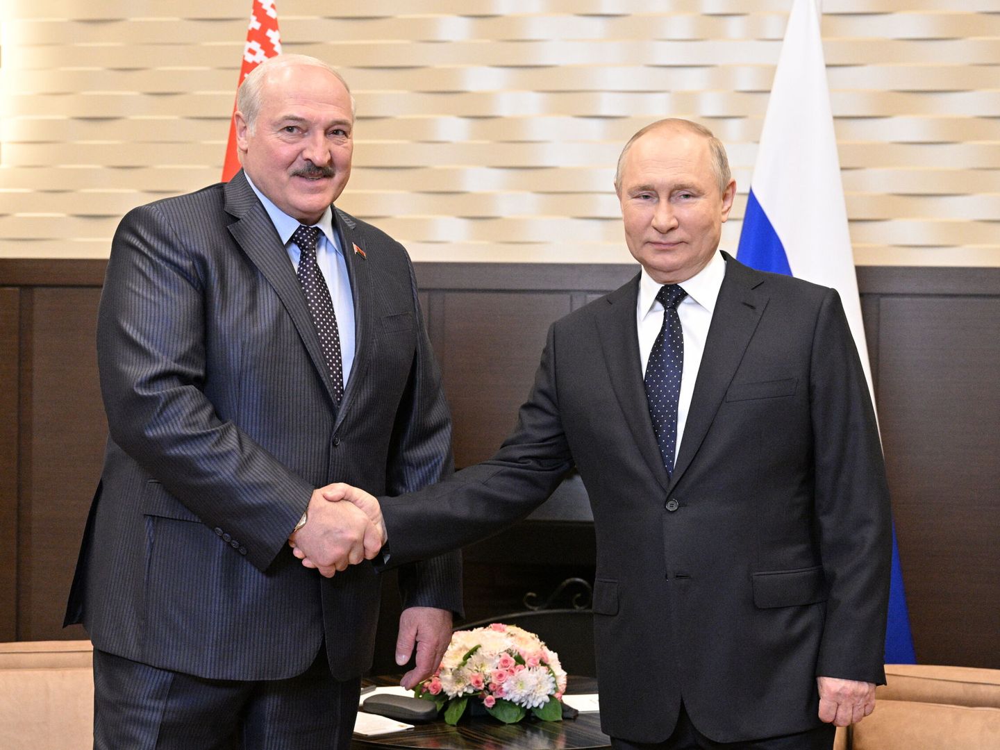 Alexandr Lukashenko junto a Vladímir Putin. (EFE/ Ramil Sitidikov)