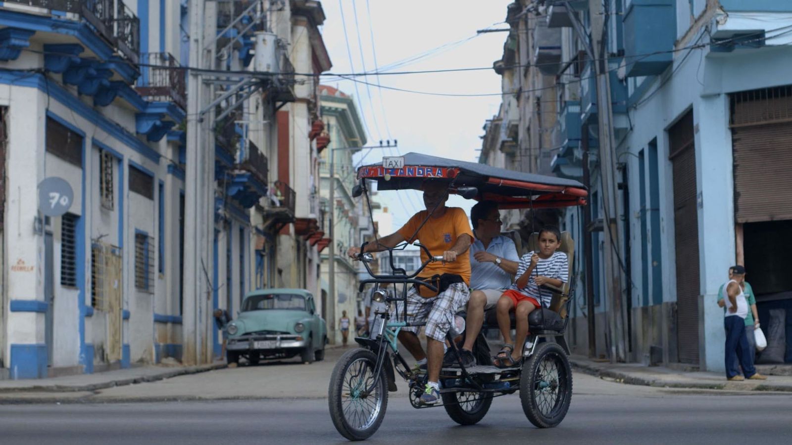 Foto: Turistas pasean por una calle central en la Habana.(EFE)