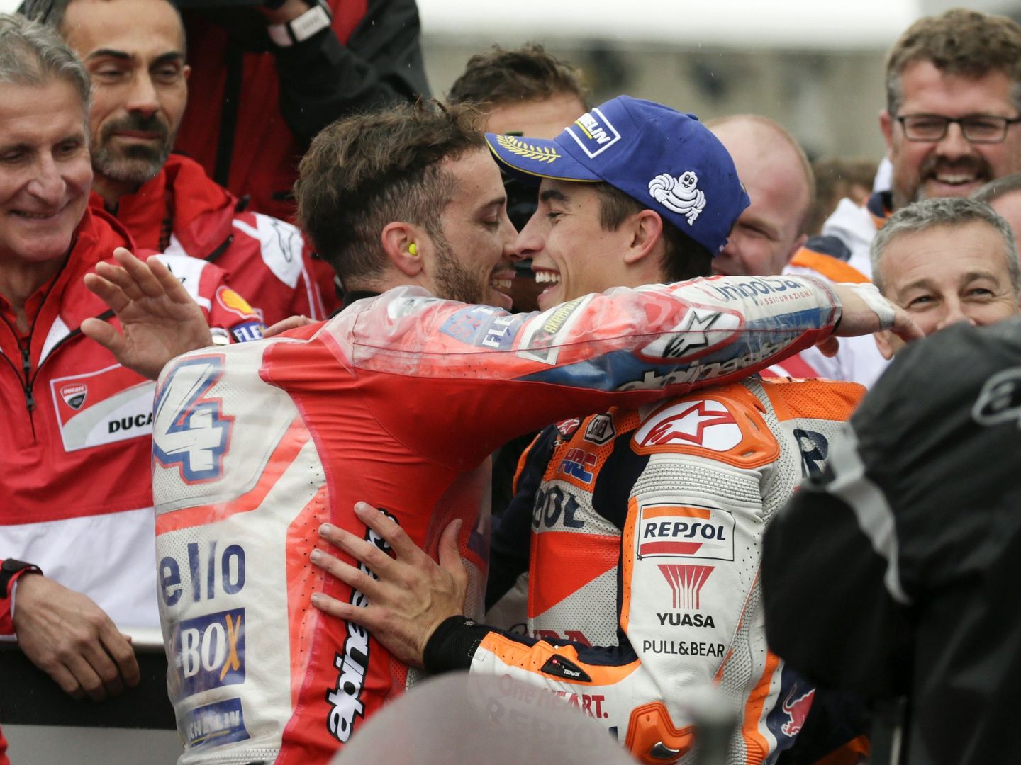 Andrea Dovizioso (i) y Marc Márquez se abrazaron tras la carrera. (EFE)