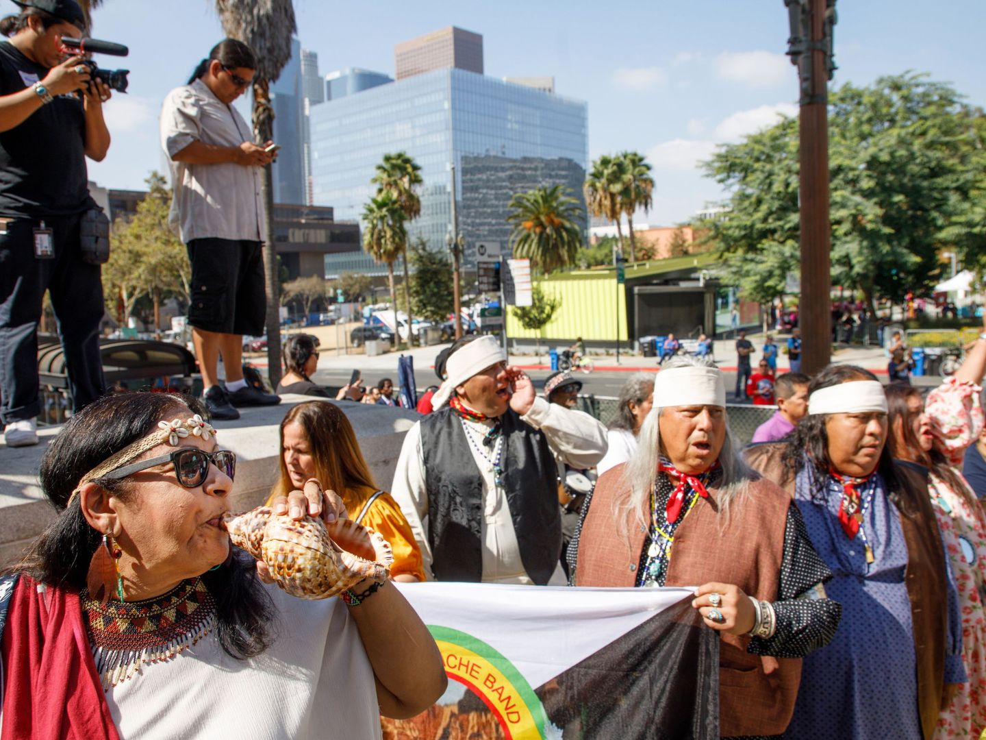 Nativos americanos conmemoran la inauguración del Día de los Pueblos Indígenas, que reemplaza el feriado del Día de Colón, en Los Ángeles. (EFE)
