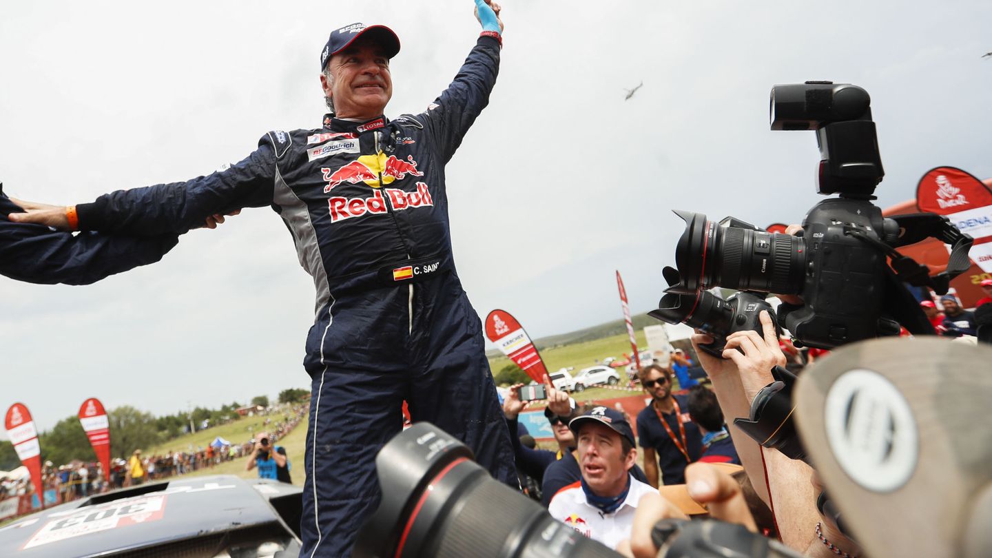 Carlos Sainz, nada más certificar el triunfo en el Dakar 2018. (EFE)