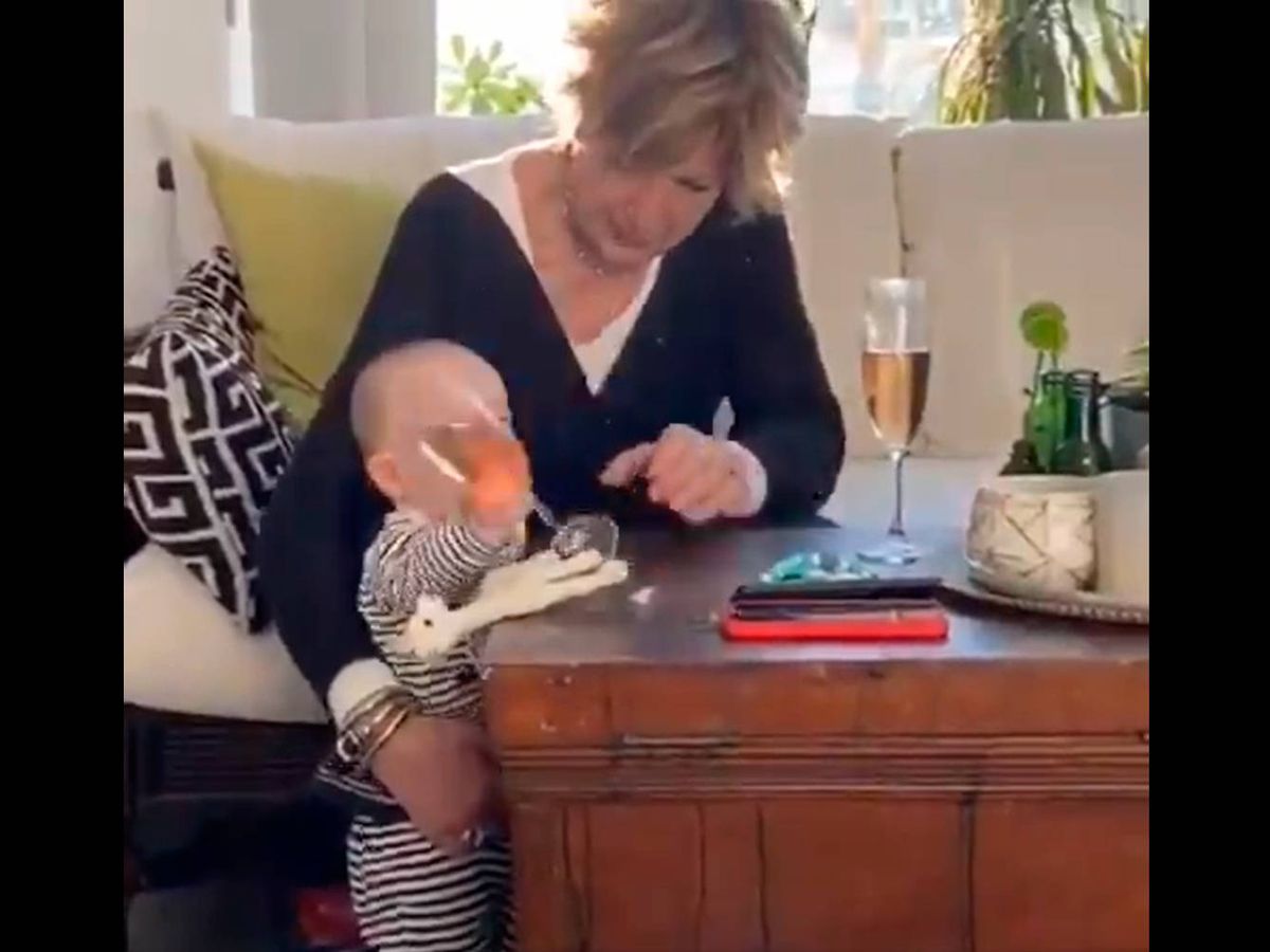 Foto: La abuela cogió instintivamente la copa antes que al bebé (Twitter)