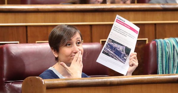 Foto: La diputada de En Comú Podem Marta Sibina, durante una sesión de control al Gobierno en el Congreso. (EFE)