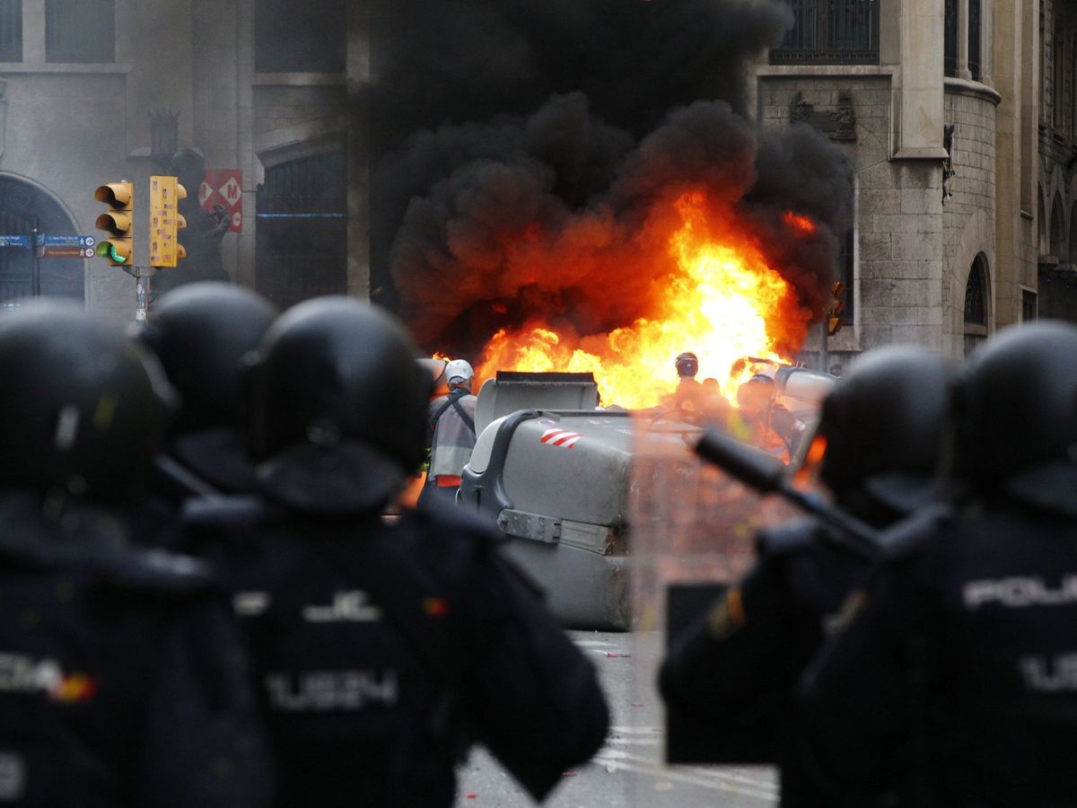 Foto: Policías antidisturbios, durante los altercados en Barcelona por la condena de los líderes del 'procés'. (EFE)