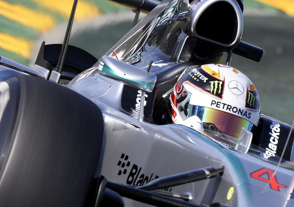 Foto: Lewis Hamilton y su número '44' rodando por la pista de Melbourne.