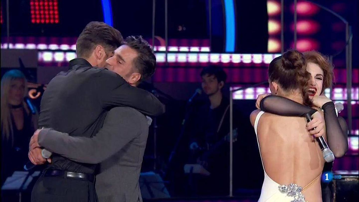 El emotivo abrazo entre Bustamante y Javier en 'Bailando con las estrellas'. (TVE)