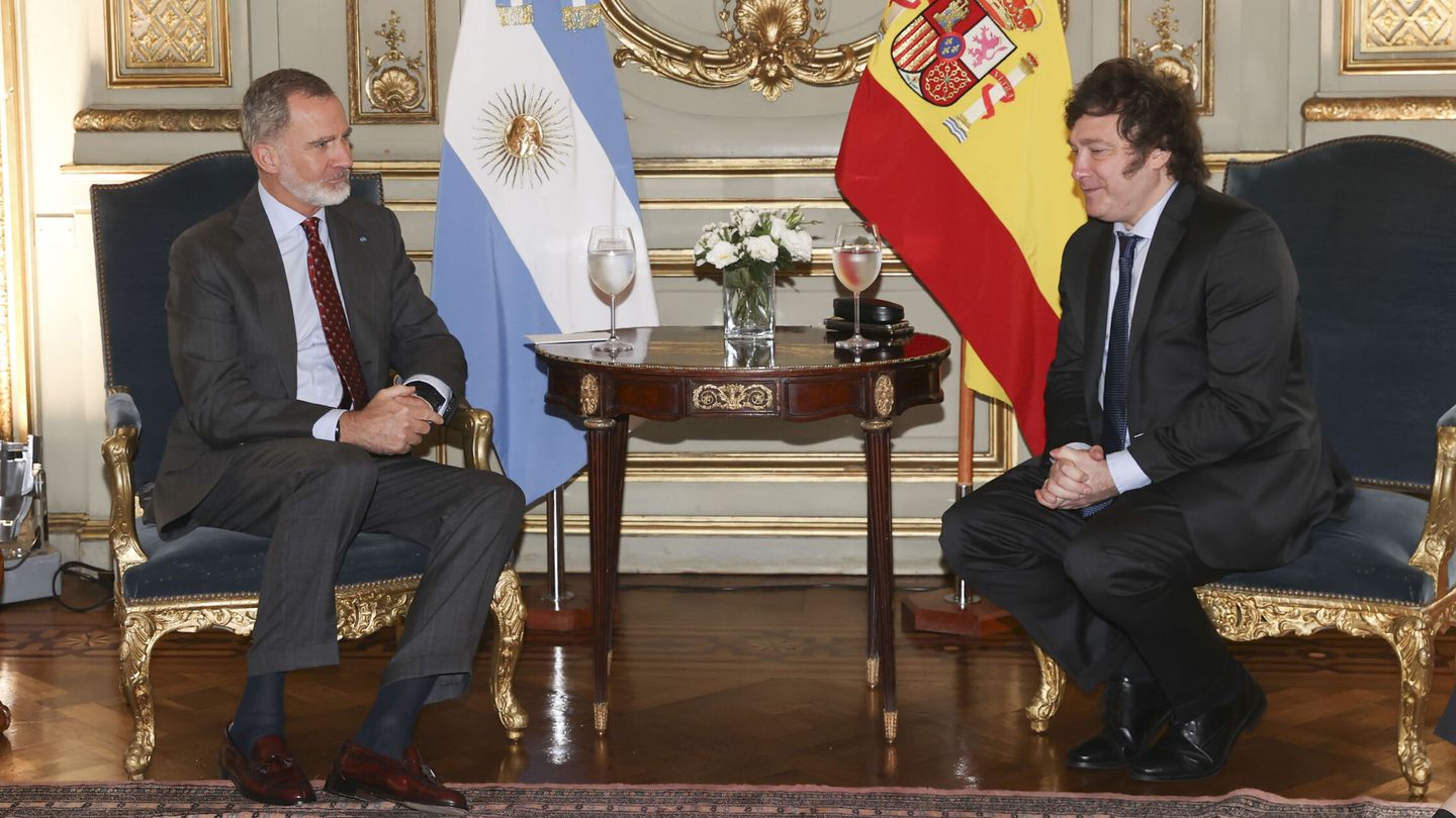 El rey Felipe VI con su férula junto al presidente de Argentina, Javier Milei. (EFE)