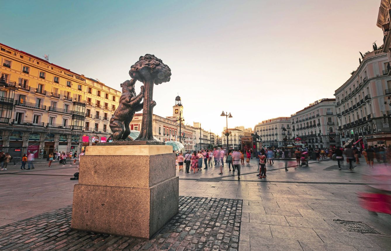 La emblemática estatua del oso y el madroño en la Puerta del Sol de Madrid. (Freepik)