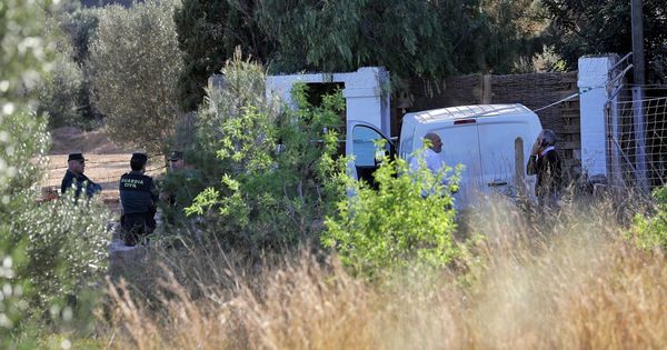 Foto: El dispositivo montado por la Guardia Civil, junto a la casa de los menores desaparecidos, entre Godella y Rocafort. (EFE) 