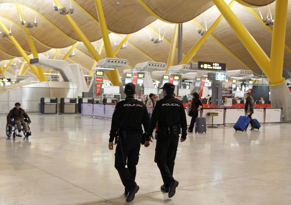 Foto: Efectivos policiales patrullan la T4 del aeropuerto de Madrid Barajas. (Efe)