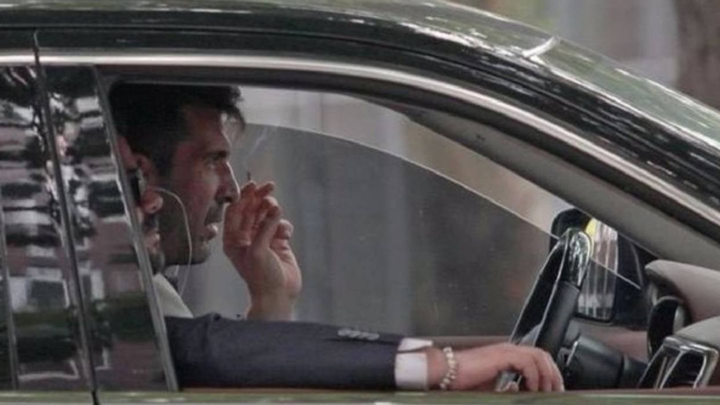 Imagen de Buffon con un cigarro en el coche