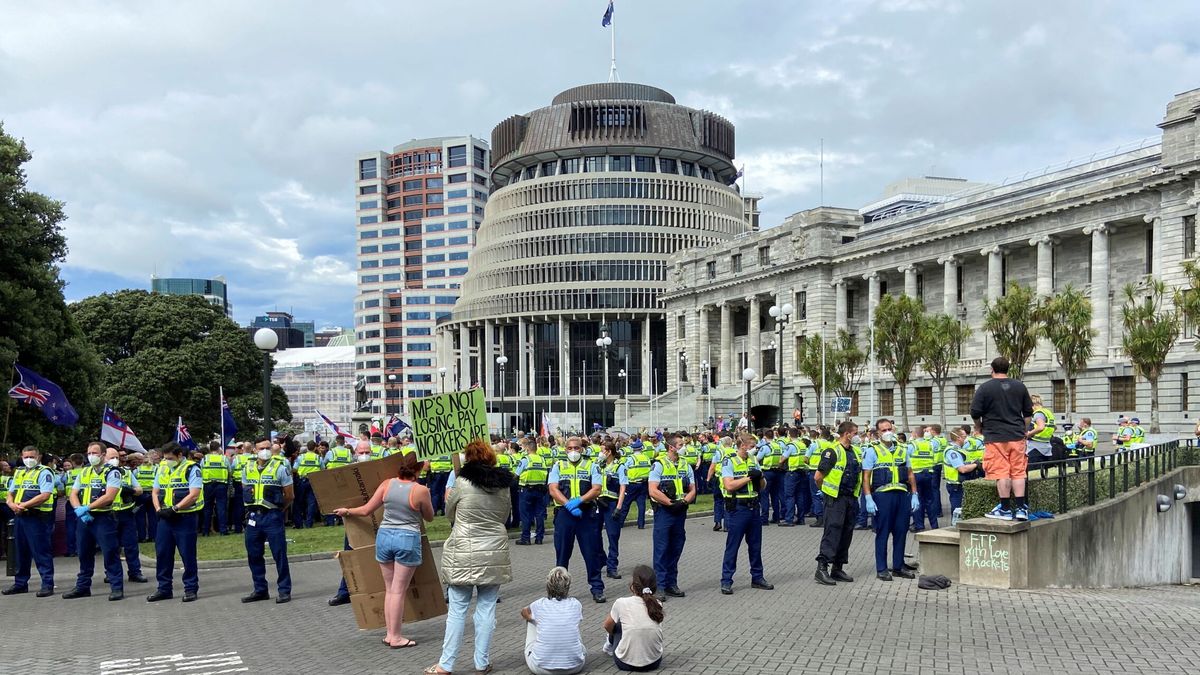 Nueva Zelanda arresta a 120 manifestantes antivacunas en una protesta "sin precedentes"