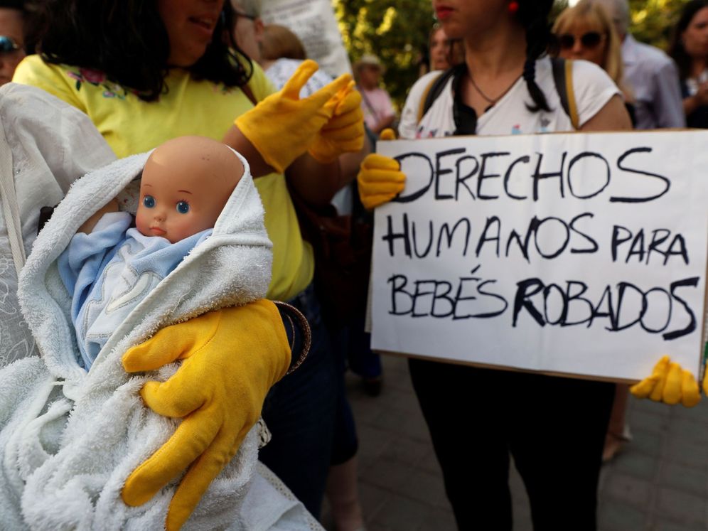 Foto: Víctimas de la supuesta trama de bebés robados, concentrados en la entrada de la Audiencia Provincial de Madrid. (EFE)