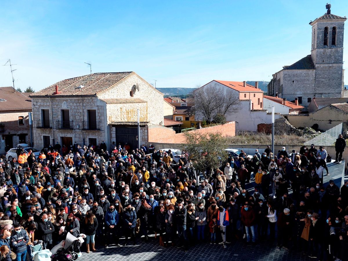 Foto: Los vecinos de Traspinedo guardan un minuto de silencio en recuerdo de Esther López. (EFE/Nacho Gallego)