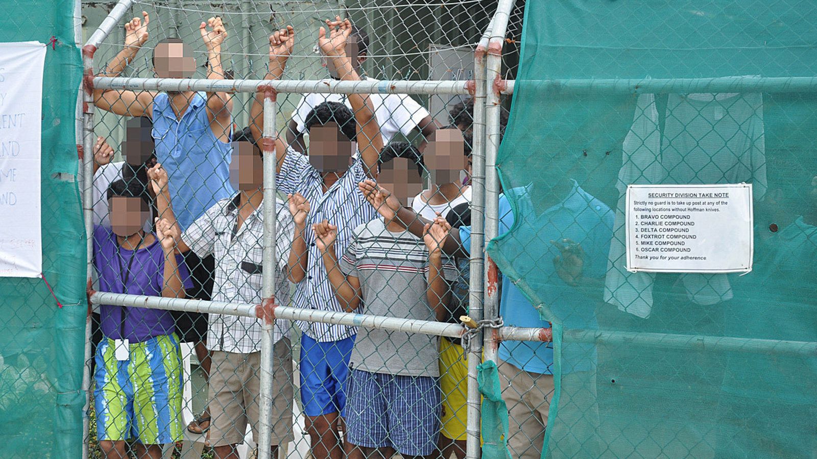 Foto: Solicitantes de asilo junto a la verja del centro de detención de Manus en Papúa-Nueva Guinea, en marzo de 2014 (Reuters)