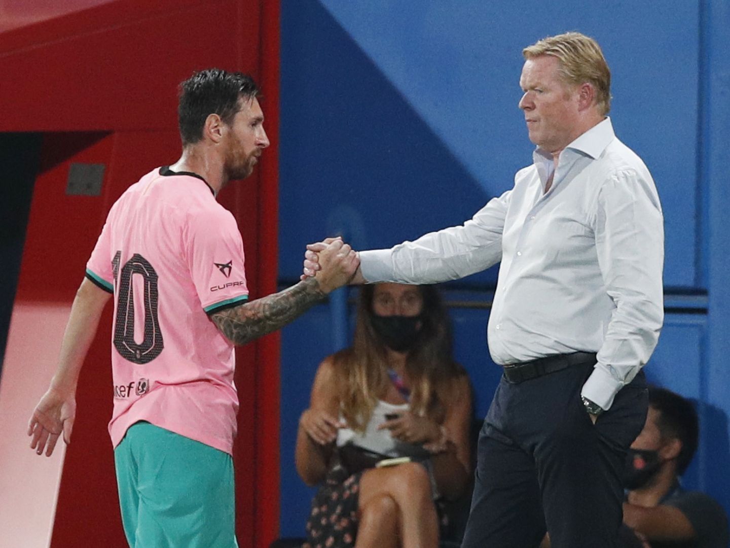 Messi y Koeman chocan las manos en el partido contra el Girona. (Efe)