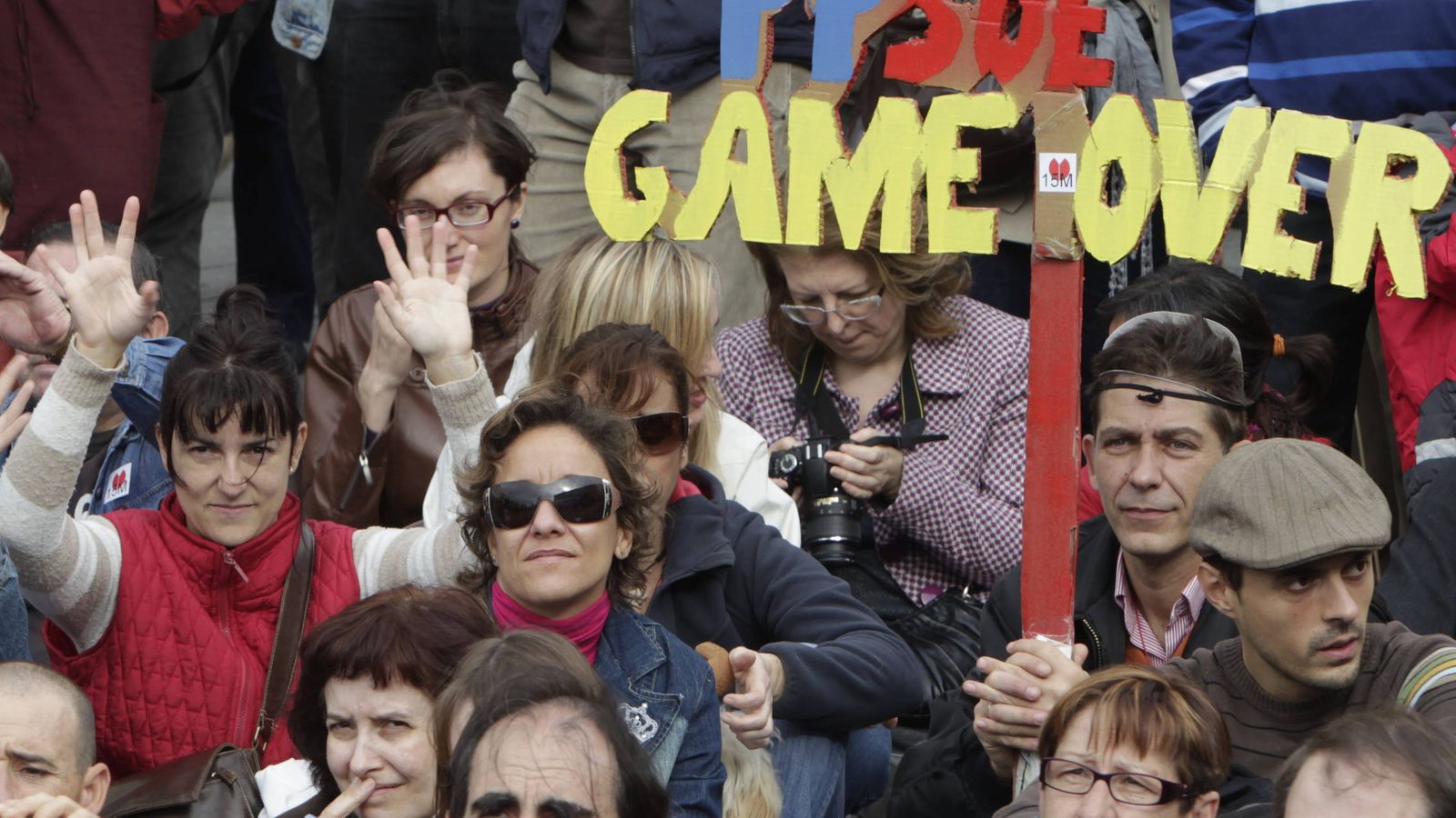 Foto: Integrantes y simpatizantes del Movimiento 15-M durante la asamblea celebrada en la madrileña Puerta del Sol. (Efe) 