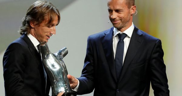 Foto: El presidente de la UEFA, Aleksander Ceferin, entregó a Modric el premio al mejor jugador del año. (Reuters)