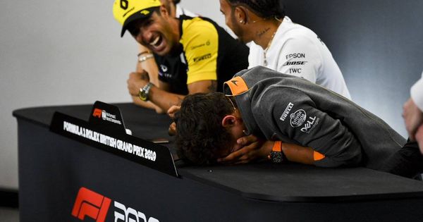 Foto: Lando Norris no pudo aguantar al risa ante la broma de Ricciardo en la rueda de prensa del GP de Gran Bretaña. (@LandoNorris)