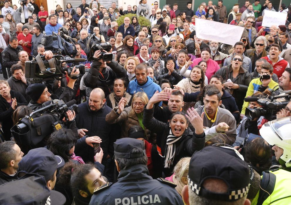 Foto: Concentración en Alcalá de Guadaíra por la muerte por la muerte de los tres miembros de una familia. (EFE)