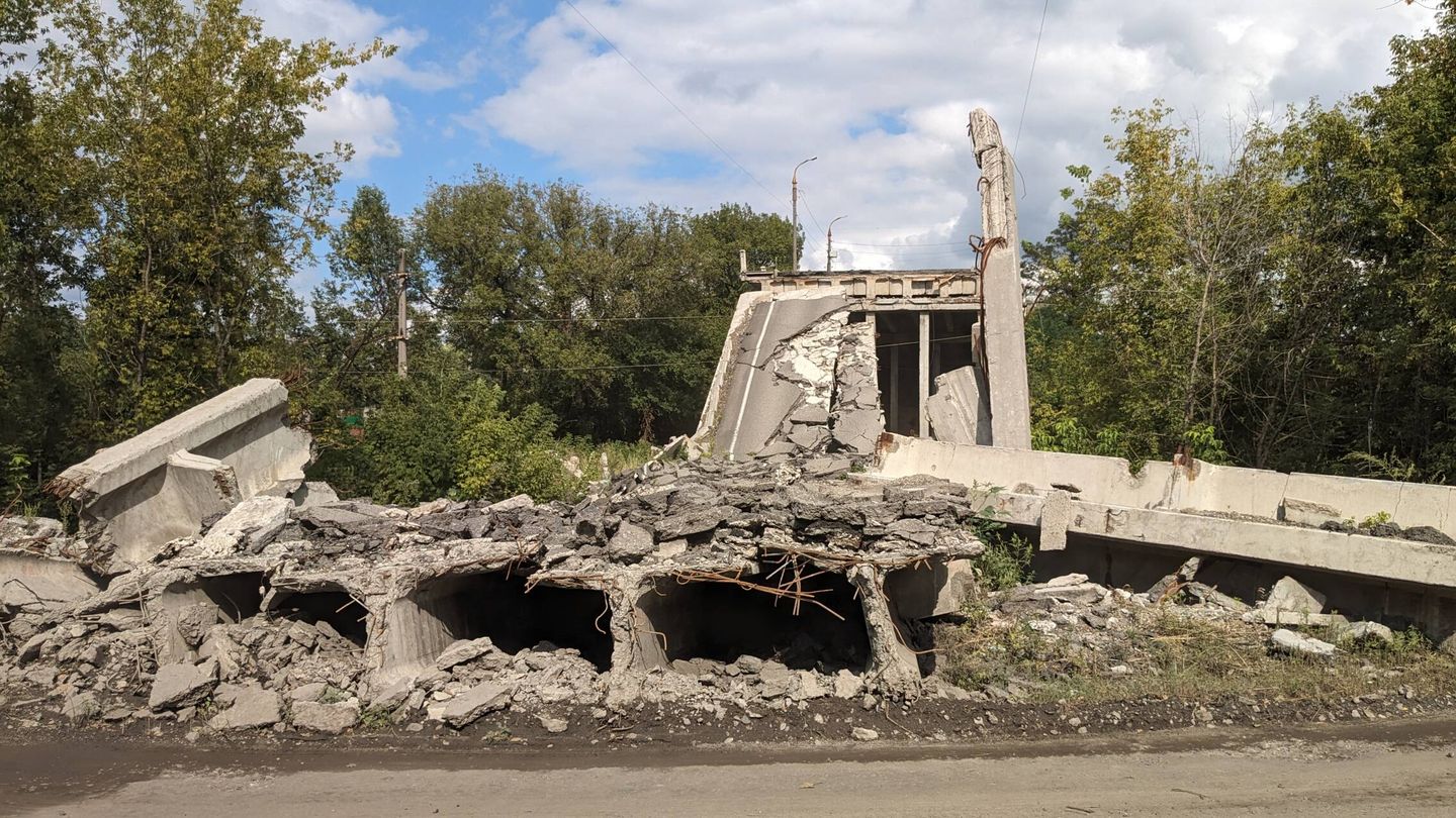 Un puente en Kupiansk, destruido. (Alicia Alamillos)