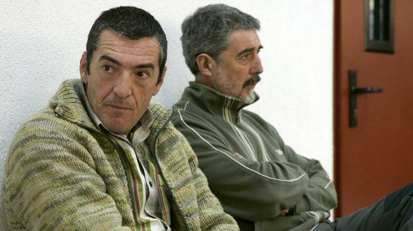 Foto: José Antonio Borde (i) y Sebastián Echaniz, encausados y presuntos miembros del comando Vizcaya de ETA, durante el juicio por el asesinato del teniente coronel de artillería Ramón Romeo en 1981. (EFE)