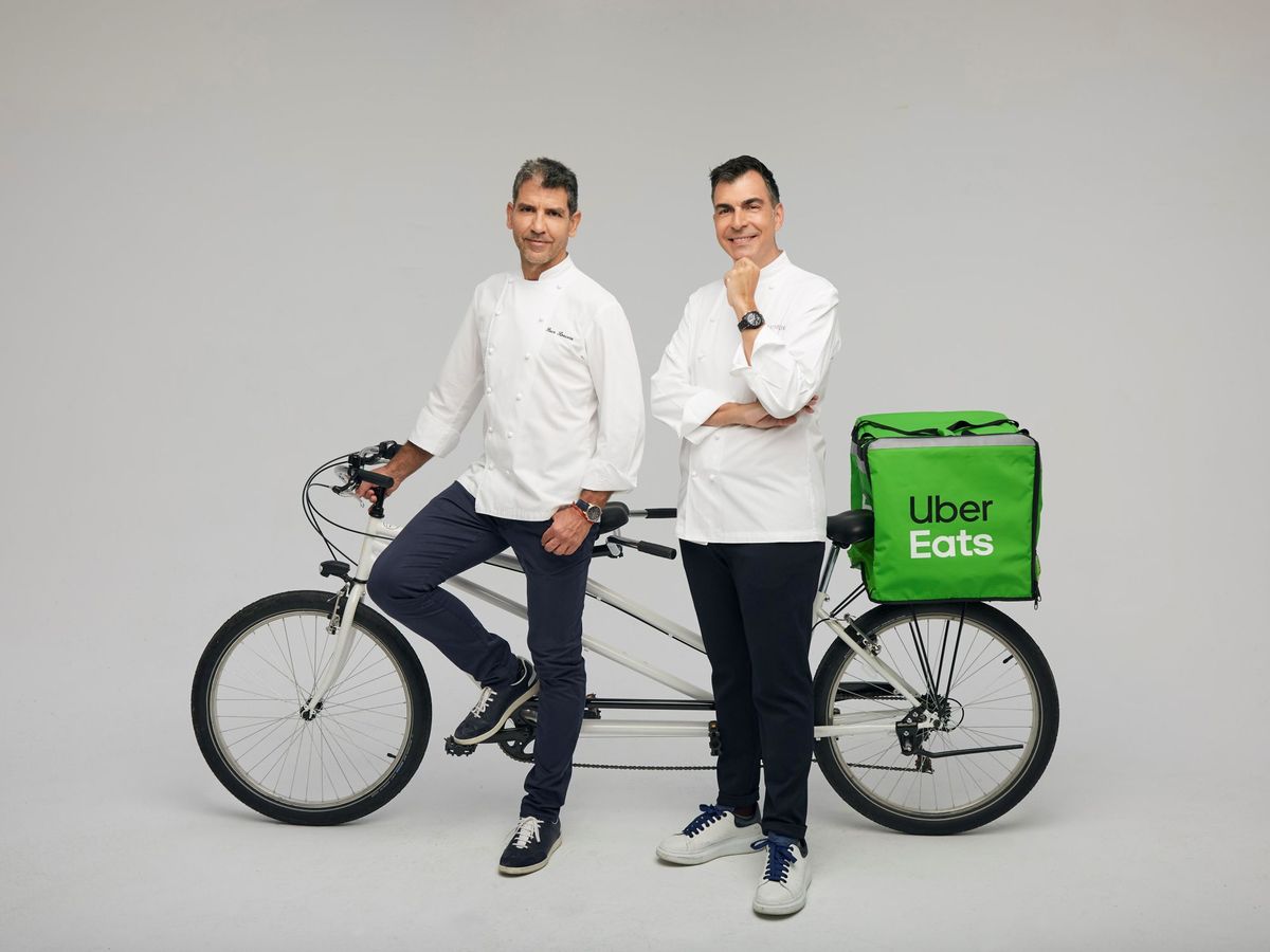 Foto: Ramón Freixa (d) y Paco Roncero (i), en una imagen promocional de Uber Eats. 