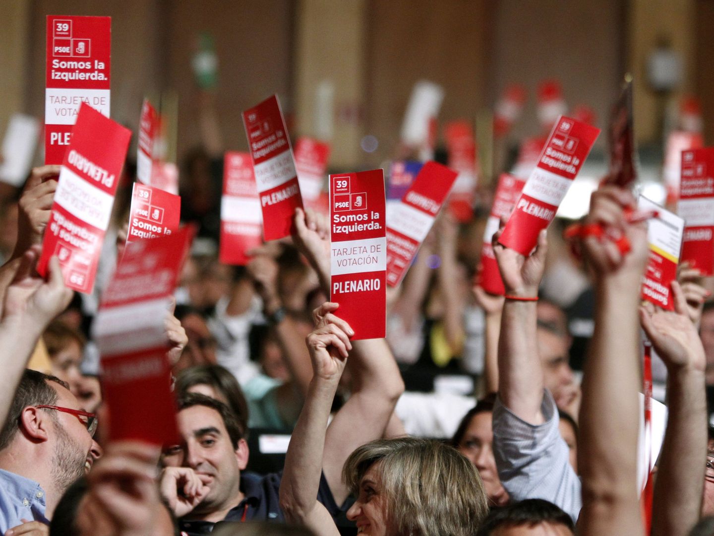Delegados votan en el plenario del 39º Congreso del PSOE, el pasado 17 de junio. (EFE)