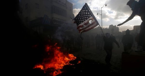 Foto: Un manifestante palestino quema una bandera de EEUU durante choques con las fuerzas de seguridad israelíes en Ramala, Cisjordania. (Reuters)