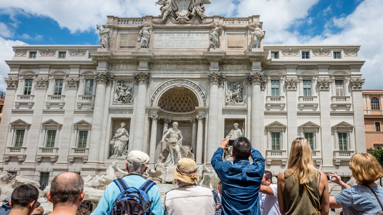 Foto: Turistas tomando fotos en la Fontana de Trevi. (iStock)