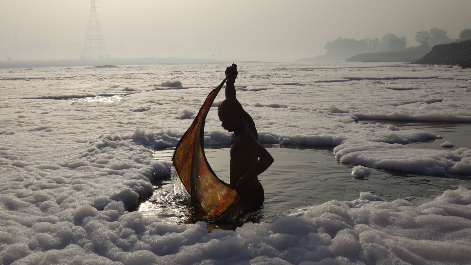 Foto: Un hindú lava su ropa en el contaminado río Yamuna, en Nueva Delhi, en marzo de 2010. (Reuters)