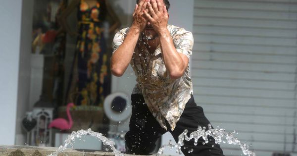 Foto: Un hombre se refresca en una fuente en Córdoba. (EFE)