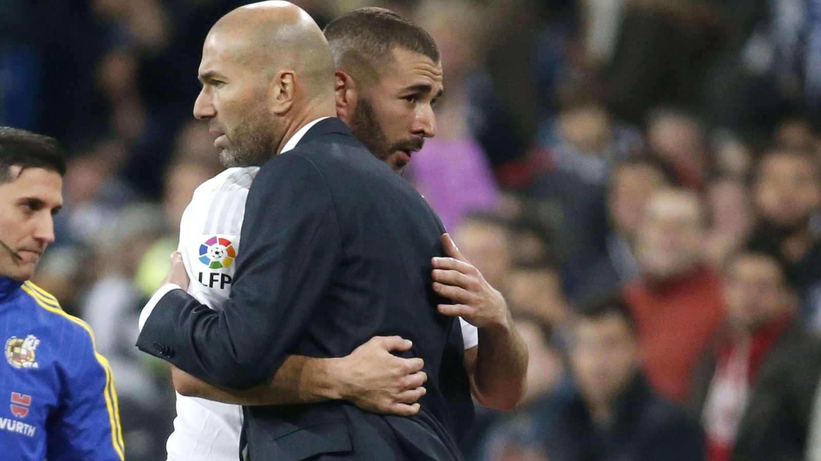 Foto: Unos problemas en la espalda dejaron a Benzema en tierra y no jugará ante el Málaga (EFE)